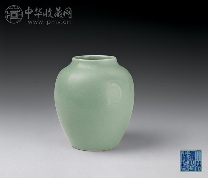 清道光 豆青月牙纹罐