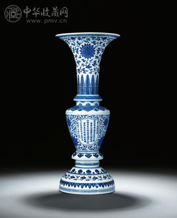 清乾隆 唐英制青花缠枝莲纹花觚 清乾隆 唐英制青花缠枝莲纹花觚