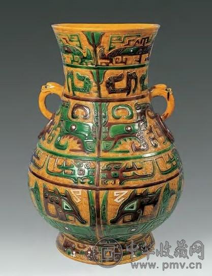 清末 黄地三彩仿铜式兽面纹双耳尊