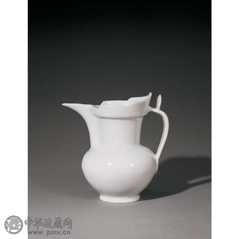 明永乐 甜白釉暗花缠枝莲“八吉祥”纹僧帽壶