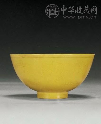 清康熙 黄釉刻皮球花碗