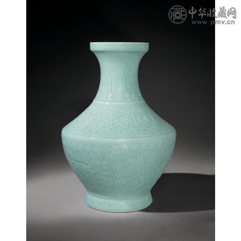 清乾隆 粉青釉浮雕折枝花卉纹大壶