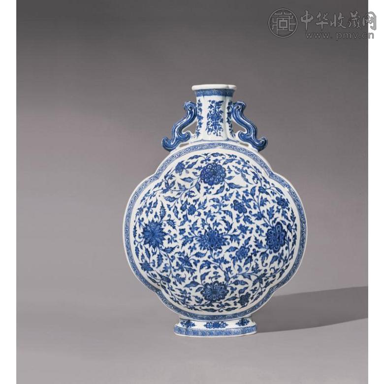 清雍正 青花缠枝花卉纹“海棠式”双耳扁壶