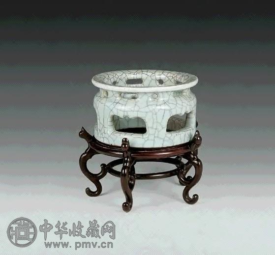 清雍正 哥釉镂空“鱼过龙”尊