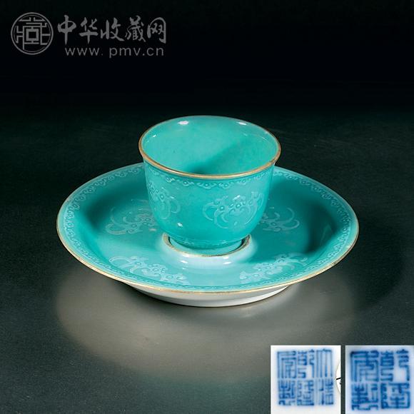清乾隆 孔雀绿釉福寿纹杯及托