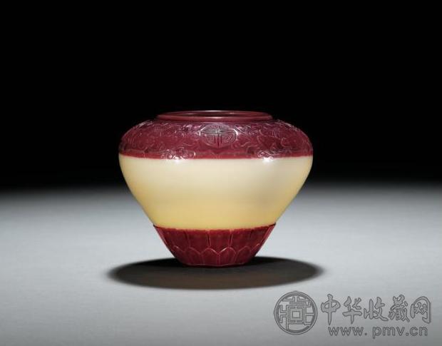 清乾隆 珊瑚红套白料雕莲瓣缠枝花卉“寿”纹罐