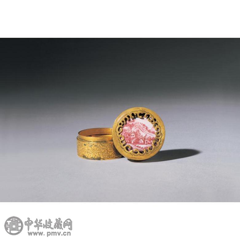 清乾隆 鎏金铜铸刻花卉纹嵌画胭脂红琺瑯“西洋楼阁”图小盖盒