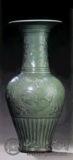 元 龙泉窑青釉印花缠枝菊花纹凤尾尊