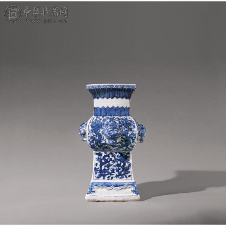 明万历 青花“穿花云龙”纹铺首方觚 明万历 青花“穿花云龙”纹铺首方觚