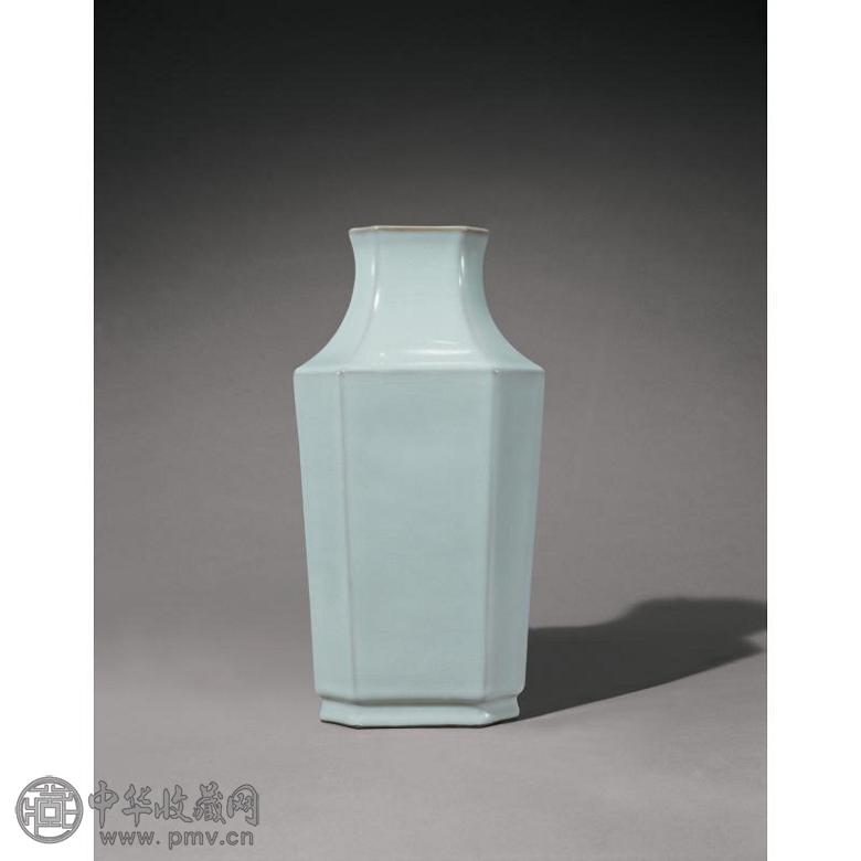 清乾隆 仿汝釉束口八方壶
