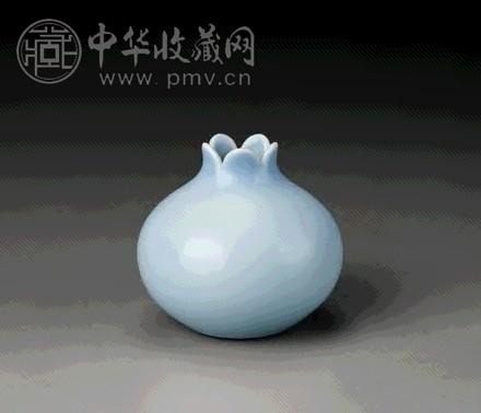 清道光 天蓝釉暗刻花卉纹石榴尊