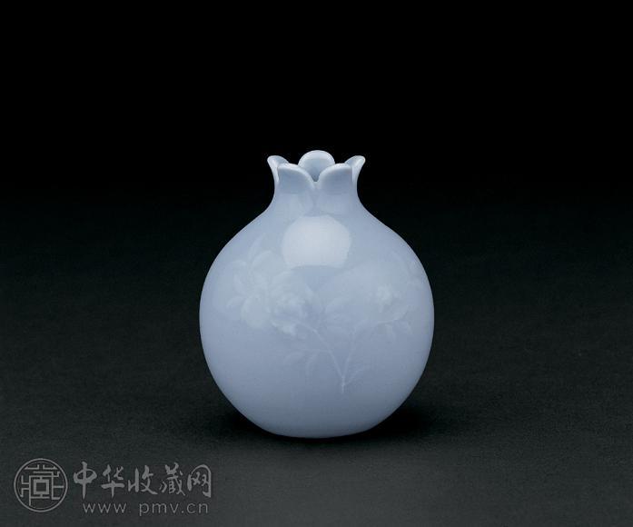 清道光 天蓝釉堆白月季纹石榴尊