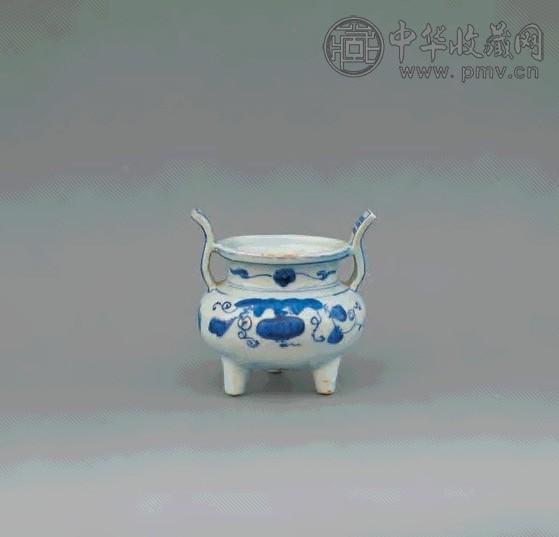 明 青花双耳花卉三足香炉