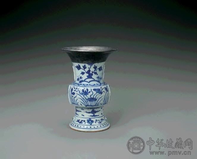 明嘉靖 青花荷塘花卉纹出戟尊