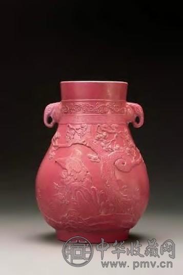 清 王炳荣珊瑚红釉浮雕象耳鹿头尊