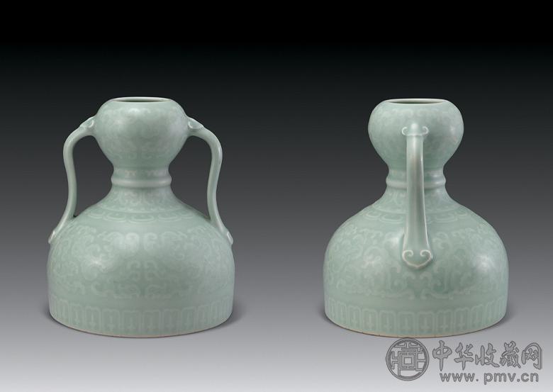 清乾隆 粉青釉暗刻夔龙如意耳尊