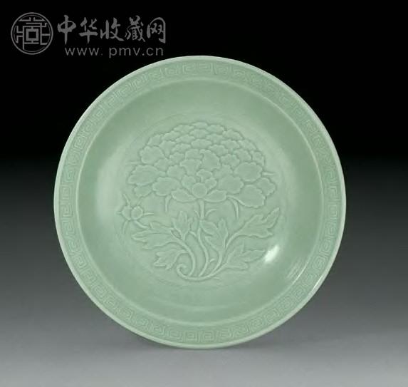 清乾隆 豆青釉雕牡丹回纹大盘