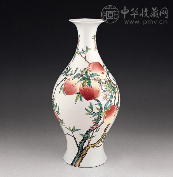 清 粉彩八桃五蝠瓶