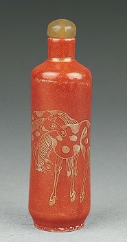 清道光 珊瑚红描金骏马图烟壶