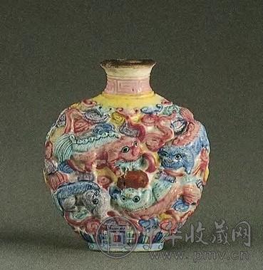 乾隆 粉彩模印九狮戏球鼻烟壶