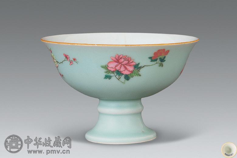清乾隆 粉青釉折枝花纹高足碗