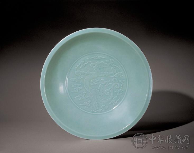 清雍正 粉青釉浮雕螭龙纹折沿大盘