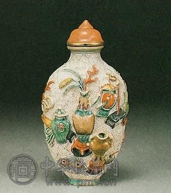 清嘉庆 粉彩雕瓷博古鼻烟壶