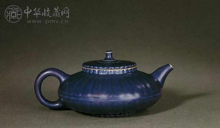 清雍正 霁蓝釉菊瓣茶壶