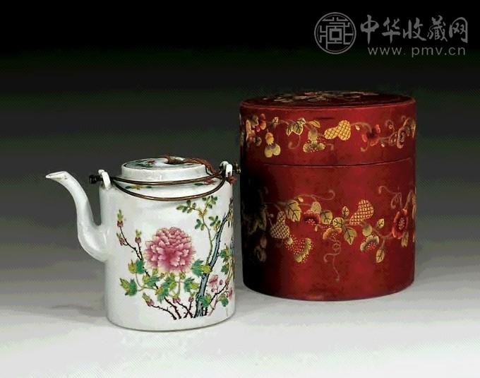 清晚期 粉彩花卉小壶