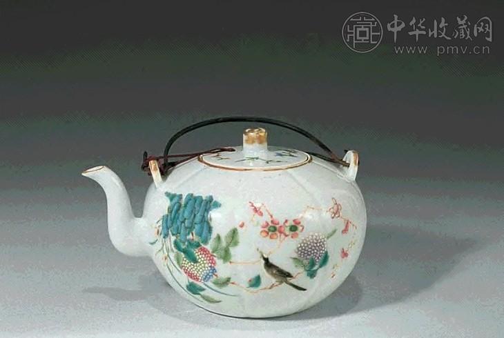 清同治 粉彩花鸟瓜棱小壶