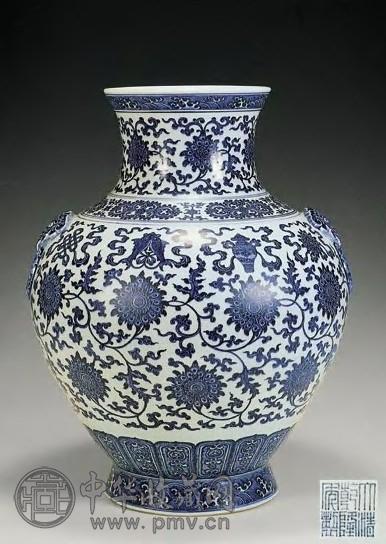 清乾隆 青花缠枝莲八吉祥纹双铺首耳大壶