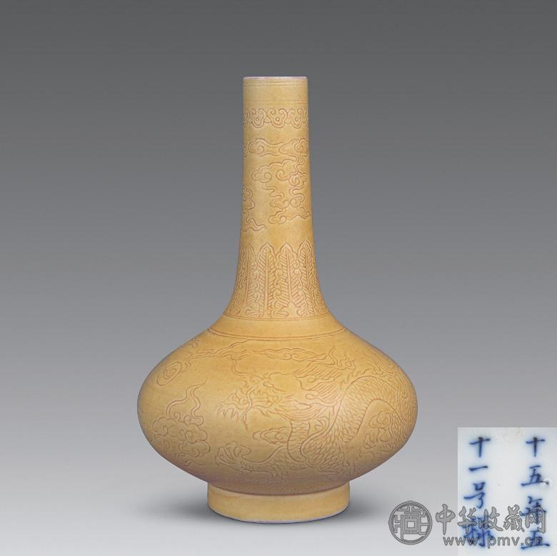 清道光 黄釉暗刻云龙纹直颈瓶