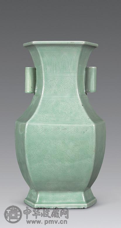 清乾隆 豆青釉暗刻缠枝莲贯耳瓶