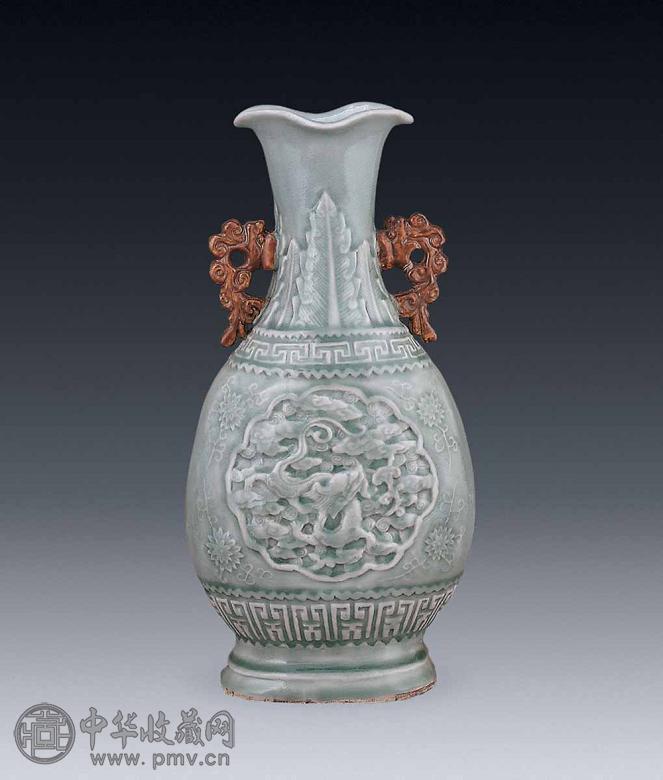 清光绪 豆青凸雕龙纹双耳瓶