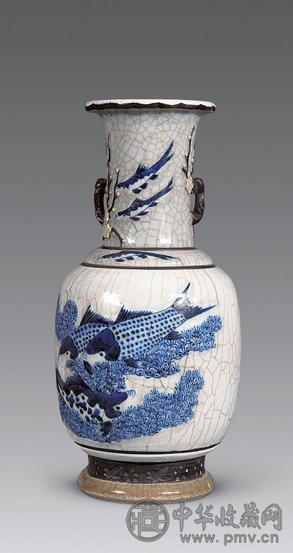 清道光 哥地青花鱼藻纹双耳瓶