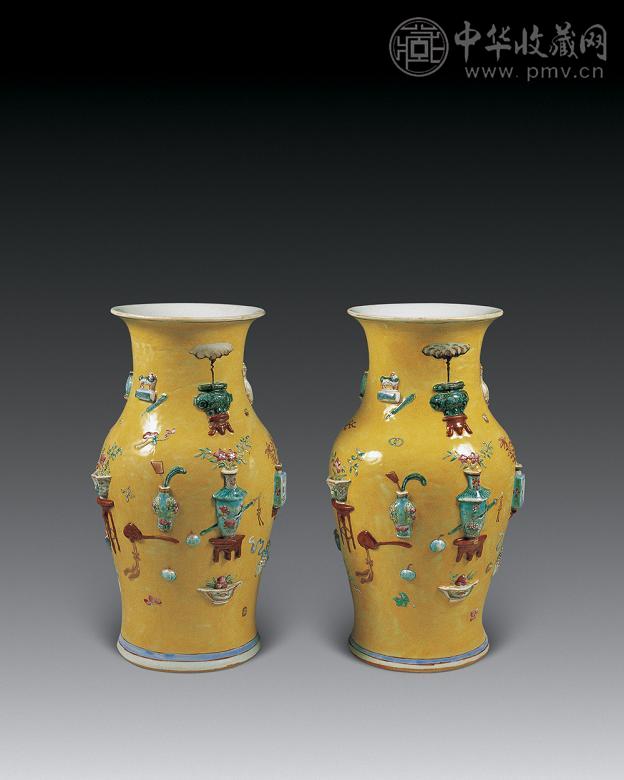 清同治 黄地粉彩雕瓷博古纹瓶(1对)