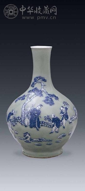 清 豆青青花人物瓶