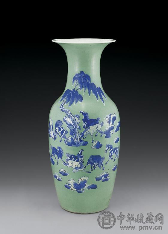 清同治 豆青青花八骏图瓶