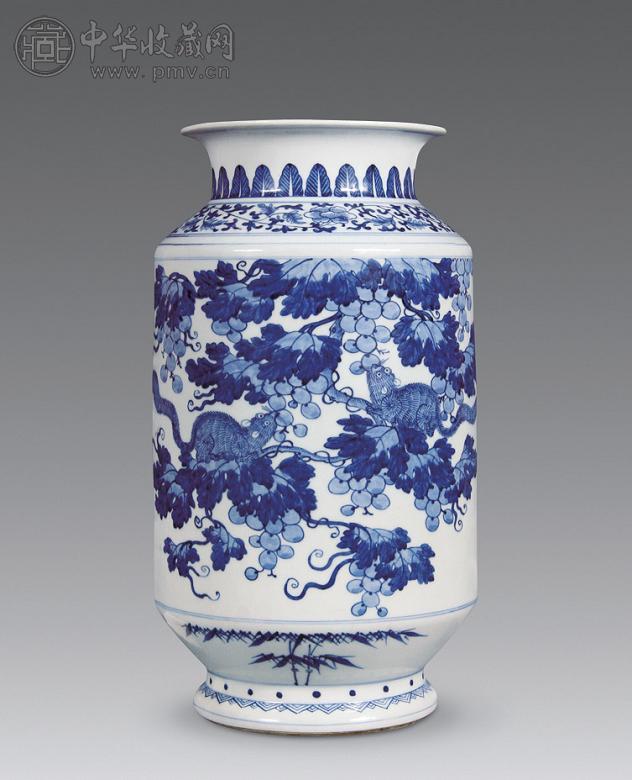 清中期 青花松鼠葡萄纹灯笼瓶