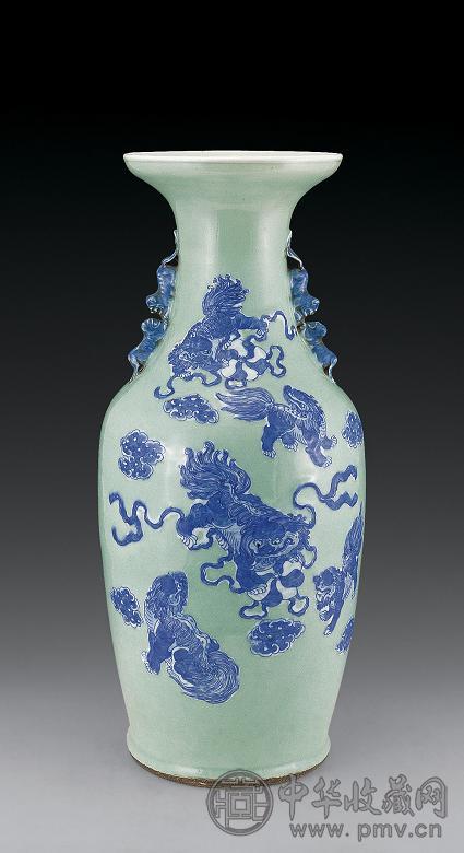 清道光 豆青青花堆粉狮纹狮耳瓶