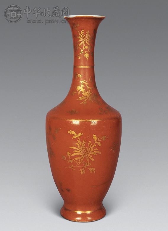 民国 珊瑚红描金花卉小瓶