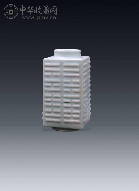 清同治 豆青八卦方瓶