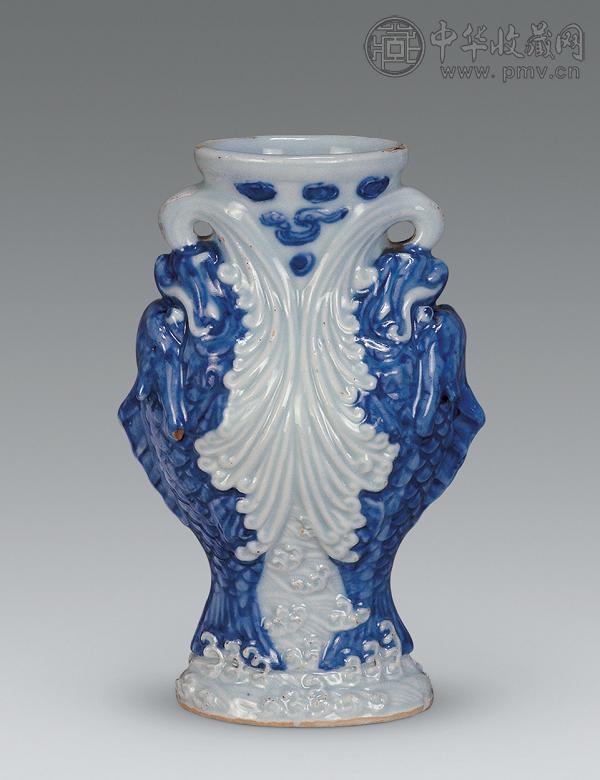 清 青花豆青釉堆塑双鱼瓶