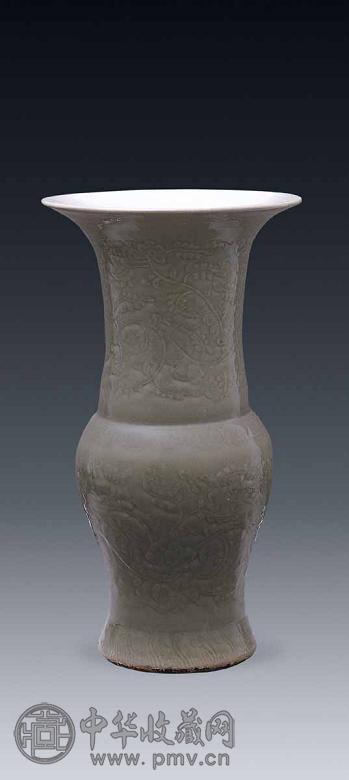 清嘉庆 豆青刻花花觚