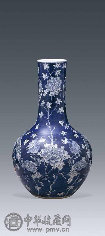 清 青花二龙穿花天球瓶