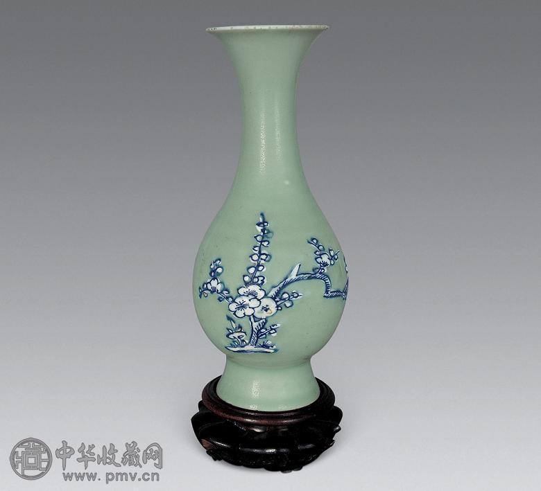 清康熙 豆青地青花小瓶