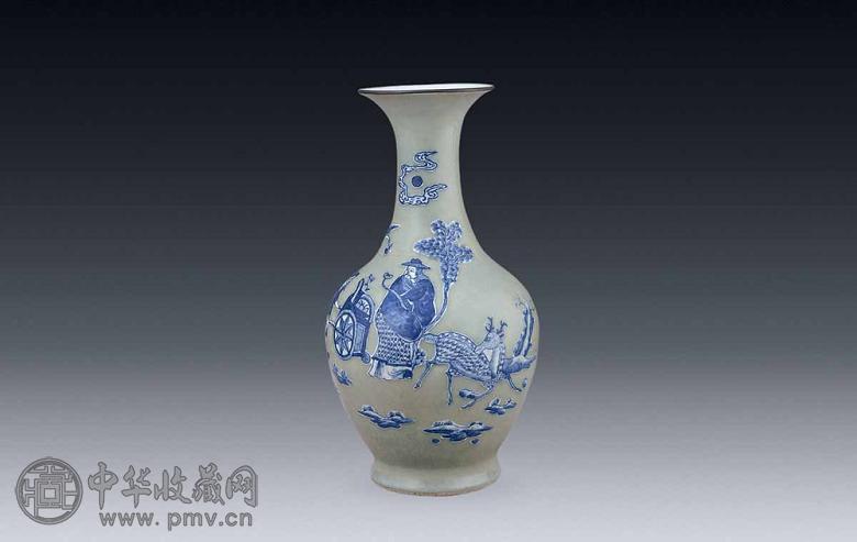 清 豆青青花人物瓶