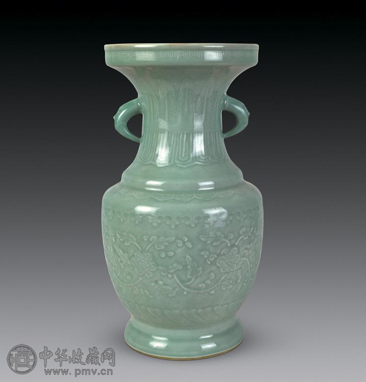 清雍正 豆青暗刻双耳瓶