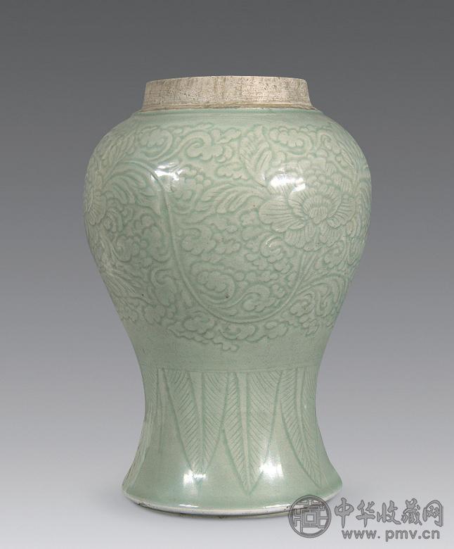 清康熙 豆青暗刻缠枝花卉纹瓶