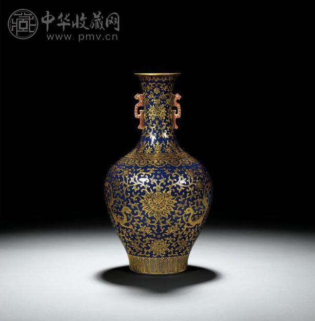 清嘉庆 霁蓝地描金折枝花卉衔枝夔龙纹双耳瓶